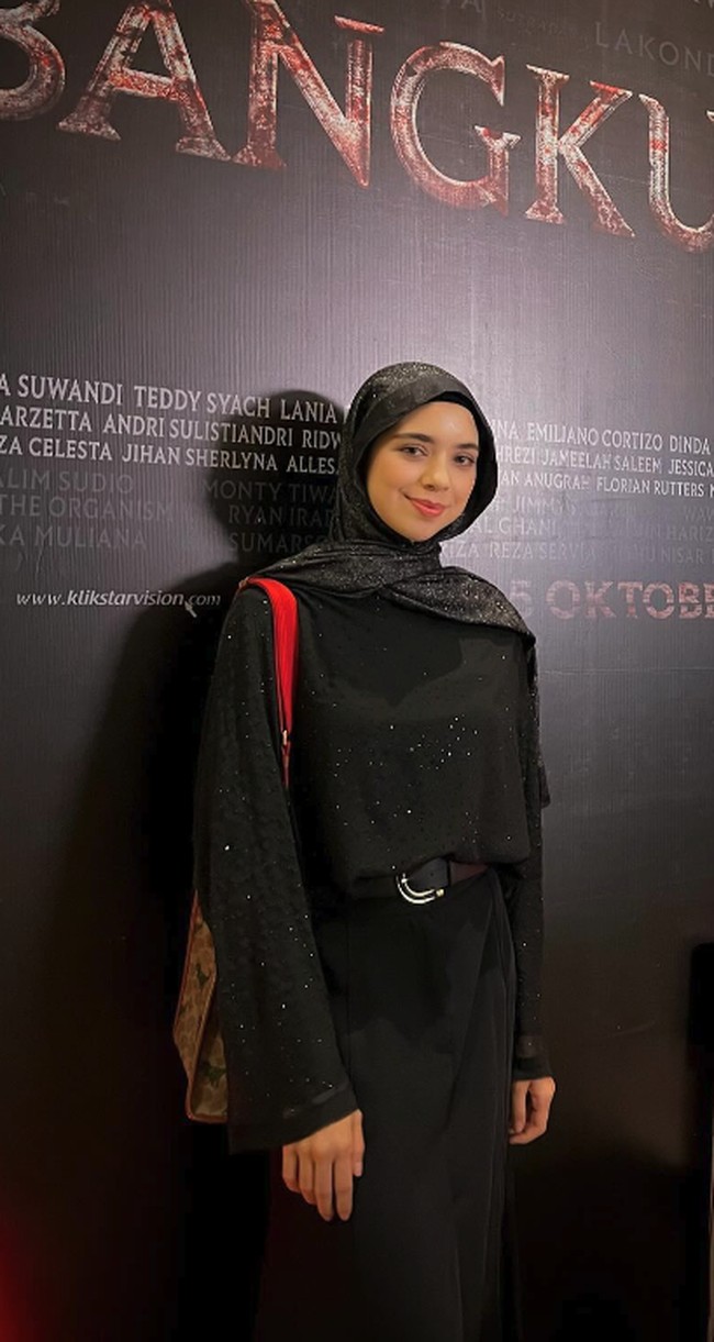 Dalam berpenampilan, Isabel Azhari sehari-hari mengenakan pashmina yang simple. Cocok dengan usianya yang kini gelap 18 tahun. Foto: Instagram @isabel.azhari