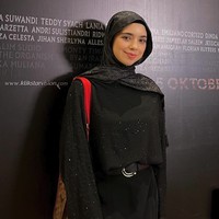 Dalam berpenampilan, Isabel Azhari sehari-hari mengenakan pashmina yang simple. Cocok dengan usianya yang kini gelap 18 tahun. Foto: Instagram @isabel.azhari