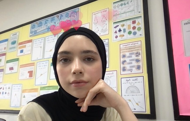 “To all the gadis out there, selalu percaya diri. Saya selalu advokasi untuk selebrasi diri, menerima dan mencintai dirimu apa adanya, karena kalian diciptakan begitu sempurna. Kita semua punya keunikan sendiri yang harus diapresiasi. Sebagai seorang muslimah yang berhijab, saya ingin mengingatkan gadis-gadis yang berhijab untuk jangan pernah menyerah. Dalam dunia yang sering menekan kita dengan standar kecantikan yang sangat terbatas, kita semua bisa menjadi bukti bahwa kecantikan dan kekuatan sejati berasal dari dalam hati, di mana kita berani menjadi diri sendiri. Jangan pernah mengkompromi nilai-nilai kalian untuk apapun, stay true to yourself and be brave!!!” tulisnya di Instagram. Foto: Instagram @isabel.azhari