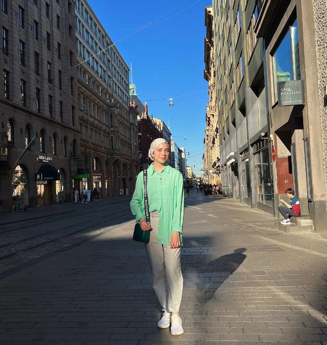 Dalam kesehariannya, Isabel Azhari lebih sering tampil kasual dan santai. Foto: Instagram @isabel.azhari