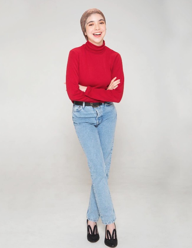 Isabel Azhari terpilih menjadi 20 besar finalis Gadis Sampul 2023 mengalahkan 1.500 peserta lainnya. “Alhamdulillah, sudah bisa lolos menjadi 20 besar dari 1500 peserta, kalian semua keren banget!! Jangan lupa, pemenang sesungguhnya adalah semua 1500 gadis dari seluruh Indonesia yang sudah berani dan percaya diri untuk mengikuti ajang GADIS sampul 2023 ini, kalian semua adalah pemenang sejati!” tulisnya di Instagram. Foto: Instagram @isabel.azhari