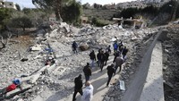 Warga Lebanon berkumpul di depan sebuah rumah yang hancur akibat serangan udara Israel Selasa malam, di Bint Jbeil, Lebanon Selatan, Rabu (27/12/2023).  