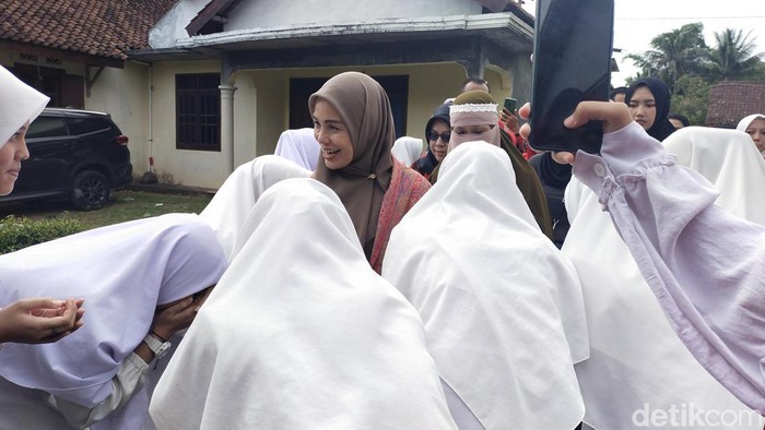 Istri capres Ganjar Pranowo, Siti Atikoh, mengunjungi para kiai, nyai dan santri di Ponpes Maahidul Irfan Soropaten, Bandongan, Magelang, Jawa Tengah. (Tina/detikcom).