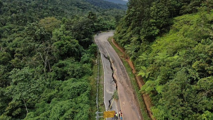 Jalan Lintas Sumbar-Riau yang rusak akibat longsor di Limapuluh Kota (dok BPBD Sumbar)