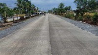 Kini, 15 Desember, porsi proyek yang dikerjakan Pemerintah Pusat juga sudah selesai. Terlihat dari laporan video drone yang dikirimkan BPJN Lampung, jalanan sudah mulus berbeton. Terlihat, truk-truk hingga sepeda motor tidak kesulitan melaju di jalanan ini. Dok. DBMBK Lampung