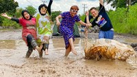 Jalanan yang disorot Mira Desiana adalah jalanan di kawasan Kecamatan Rumbia, yakni Jl Seputih-Banyak, sering pula disebut sebagai Jl Rumbia. Mira menyebut kondisi jalanan ini bak waterboom atau wahana bermain air. Dok. TikTok@Mira Desiana