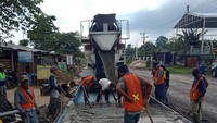 Pemprov Lampung membangun jalanan ini dengan anggaran Rp 744 miliar dari APBD 2023. Duit sebanyak itu tidak hanya untuk membangun wilayah Kabupaten Lampung Tengah ini saja, melainkan untuk membangun 14 segmen jalan meliputi pelbagai kabupaten. Proyek porsinya APBD Lampung di sini rampung pada November lalu. Di sisi lain, pemerintah pusat juga mengaloksikan Rp 814,7 miliar untuk memperbaiki jalan rusak di seantero Lampung, yakni untuk pembangunan 15 segmen jalan. Dok. DBMBK Lampung