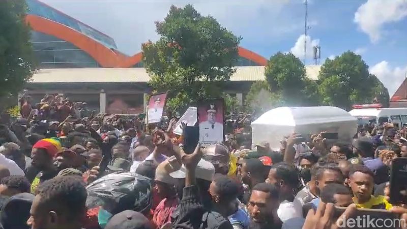 Jenazah Lukas Enembe diarak warga. Raymond/detikcom