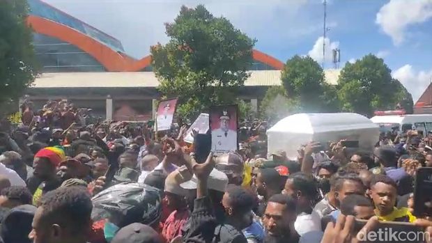 Jenazah Lukas Enembe diarak warga. Raymond/detikcom