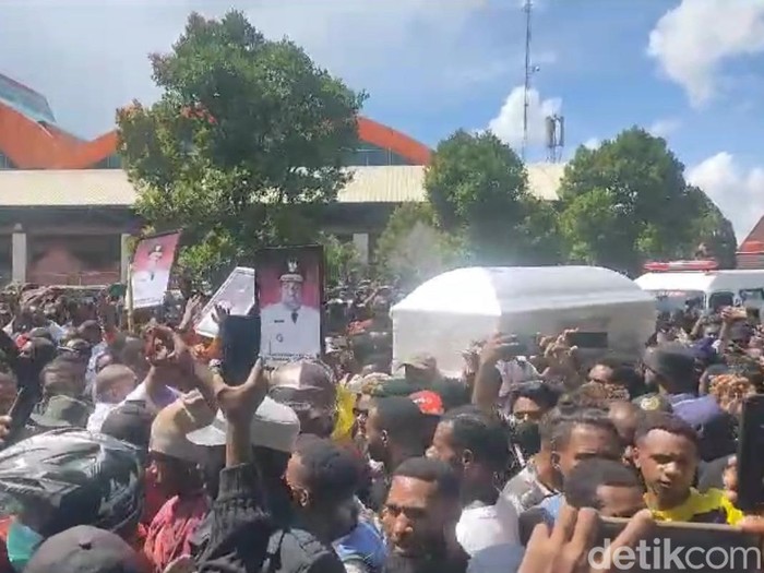 Jenazah Lukas Enembe diarak warga. Raymond/detikcom