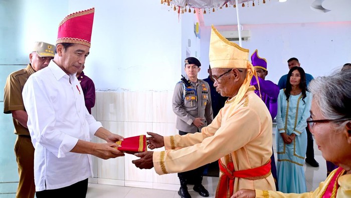 Jokowi Dapat Gelar Adat dari Dewan Adat Talaud