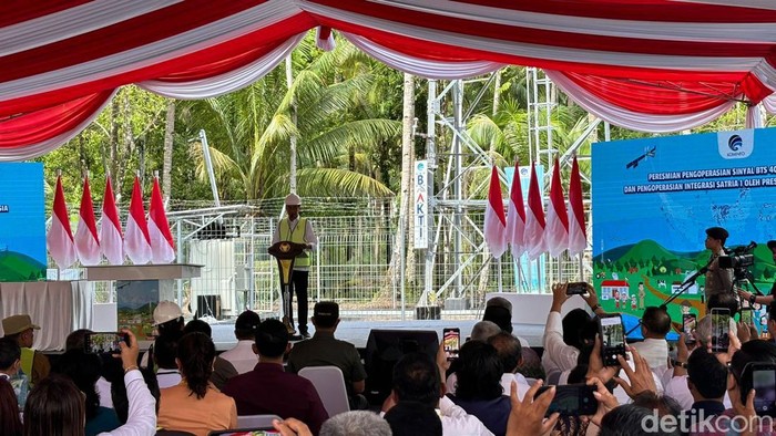 Presiden Joko Widodo (Jokowi) saat meresmikan BTS 4G Bakti Kominfo dan satelit Satria-1 di Kabuapten Kepulauan Talaud, Sulawesi Utara.