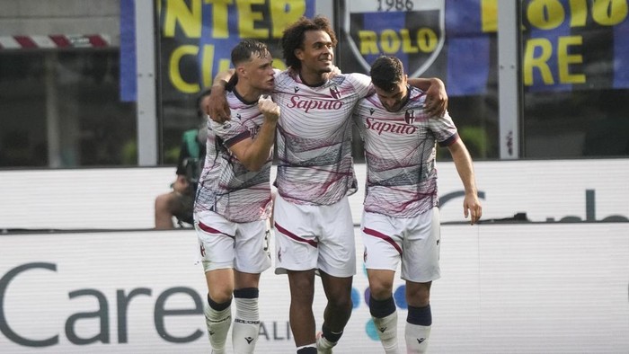Bolognas Joshua Zirkzee, center, celebrates wit his teammates after scoring his sides second goal during a Serie A soccer match between Inter Milan and Bologna at the San Siro stadium in Milan, Italy, Saturday, Oct.7, 2023. (AP Photo/Luca Bruno)