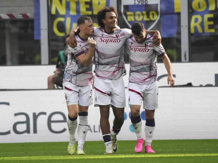 Bologna's Joshua Zirkzee, center, celebrates wit his teammates after scoring his side's second goal during a Serie A soccer match between Inter Milan and Bologna at the San Siro stadium in Milan, Italy, Saturday, Oct.7, 2023. (AP Photo/Luca Bruno)