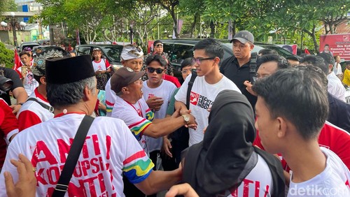 Kaesang saat tiba di acara Kopi Darat Wilayah (Kopdarwil) PSI di Hotel Lombok Raya Mataram, Nusa Tenggara Barat (NTB). (Helmy Akbar / detikBali)