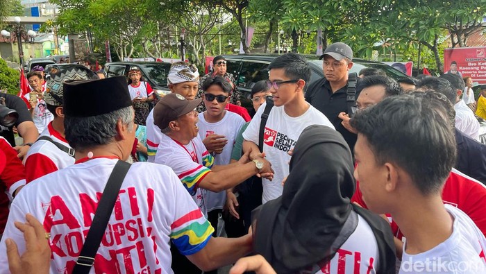 Kaesang saat tiba di acara Kopi Darat Wilayah (Kopdarwil) PSI di Hotel Lombok Raya Mataram, Nusa Tenggara Barat (NTB). (Helmy Akbar / detikBali)