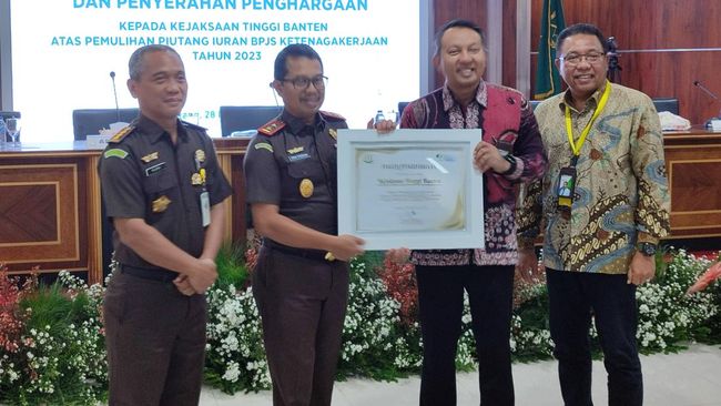 Kajati Banten Didik Farkhan Alisyahdi dan Kepala BPJS Ketenagakerjaan Banten (Foto:Bahtiar/Detikcom)