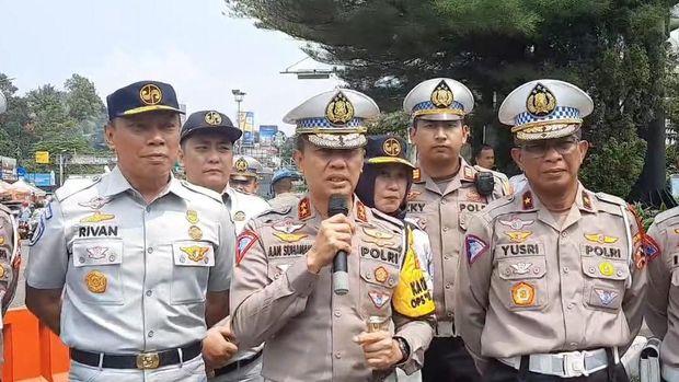 Kakorlantas Polri Irjen Aan Suhanan mengecek Posko Lantas di Gadog, Kabupaten Bogor menjelang Tahun Baru 2024.