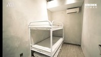 Di dalam kamar tersebut disediakan tempat tidur bunk bed dan terdapat AC di dalamnya. Bangunan rumah Atta dan Aurel memang didominasi beton untuk memberikan kesan unfinished. Foto: Tangkapan layar YouTube Atta Halilintar
