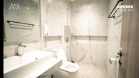 Di area ground tersebut juga sudah disediakan kamar mandi untuk ART dan sopir. Di dalamnya sudah ada wastafel, shower, dan toilet duduk. Dinding dan lantainya menggunakan marmer yang sama seperti yang ada di kamar mandi Atta dan Aurel. Foto: Tangkapan layar YouTube Atta Halilintar