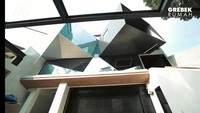 Pasangan selebriti Atta Halilintar dan Aurel Hermansyah saat ini tengah membangun rumah barunya. Disebutkan pembangunan sudah mencapai 90%. Foto: Tangkapan layar YouTube Atta Halilintar
