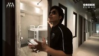Ada sekitar 4-5 kamar yang dikhususkan untuk orang-orang yang bekerja untuk Atta dan Aurel, seperti ART dan sopir. Kamar tersebut diperkirakan bisa menampung sekitar 20 orang. Masing-masing kamarnya terdapat sebuah jendela. Foto: Tangkapan layar YouTube Atta Halilintar