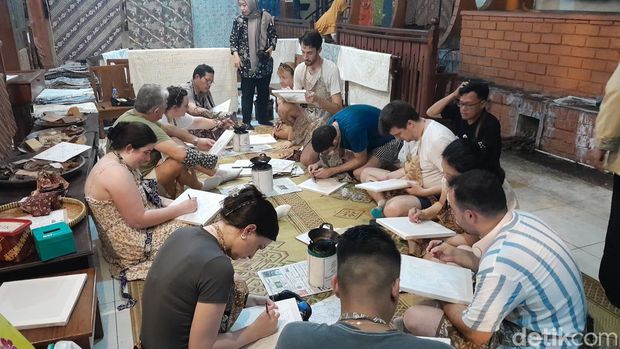 Kampung Batik Kauman ramai wisatawan di masa liburan Nataru, Kamis (28/12/2023). Para pengunjung belajar membatik hingga melakukan sesi foto prewedding.