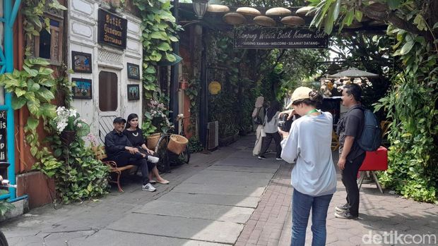 Kampung Batik Kauman ramai wisatawan di masa liburan Nataru, Kamis (28/12/2023). Para pengunjung belajar membatik hingga melakukan sesi foto prewedding.