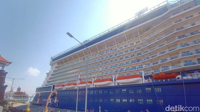 Cruise Celebrity Solstice saat bersandar, Senin (30/10/2023) di Pelabuhan Benoa.