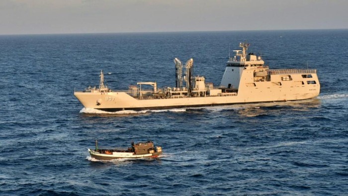 Kapal TNI AL halau kapal kayu pengungsi Rohingya (dok TNI AL)