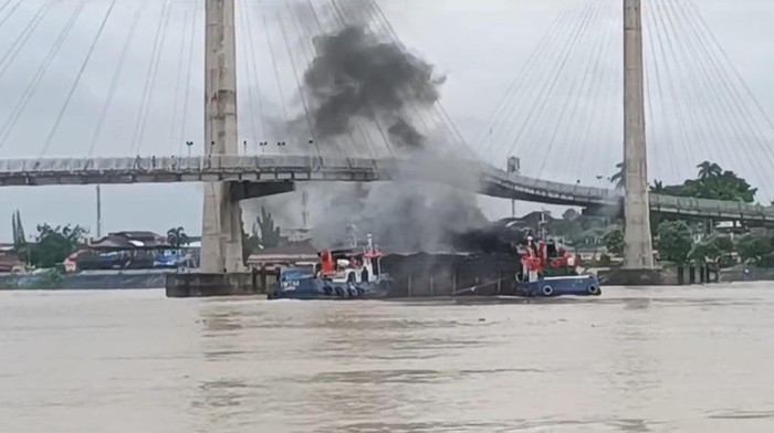 Kapal tongkang batu bara menyenggol tiang peyangga jembatan Gentala Arasy