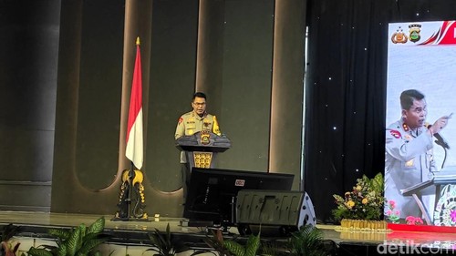 Kapolda Bali Irjen Ida Bagus Kade Putra Narendra saat konferensi pers akhir tahun di salah satu restoran di Kota Denpasar, Kamis (28/12/2023). (I Wayan Sui Suadnyana/detikBali)