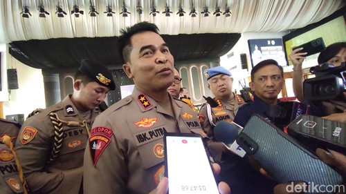 Kapolda Bali Irjen Ida Bagus Kade Putra Narendra memberikan keterangan pers seusai konferensi pers akhir tahun di salah satu restoran di Kota Denpasar, Kamis (28/12/2023). (I Wayan Sui Suadnyana/detikBali)