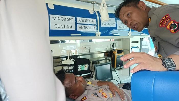 Kapolres Jayapura AKBP Fredrickus WA Maclarimboen saat dirawat usai terkena lemparan batu saat  kericuhan pengantaran jenazah mantan Gubernur Papua Lukas Enembe. Dokumen Istimewa