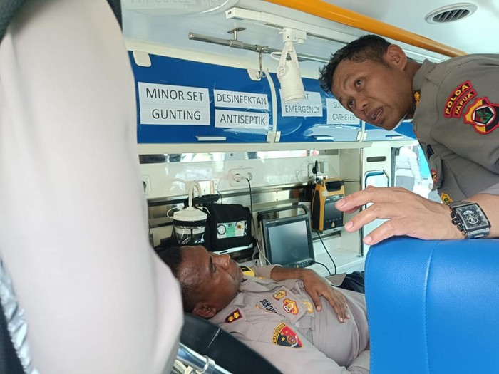 Kapolres Jayapura AKBP Fredrickus WA Maclarimboen saat dirawat usai terkena lemparan batu saat  kericuhan pengantaran jenazah mantan Gubernur Papua Lukas Enembe. Dokumen Istimewa