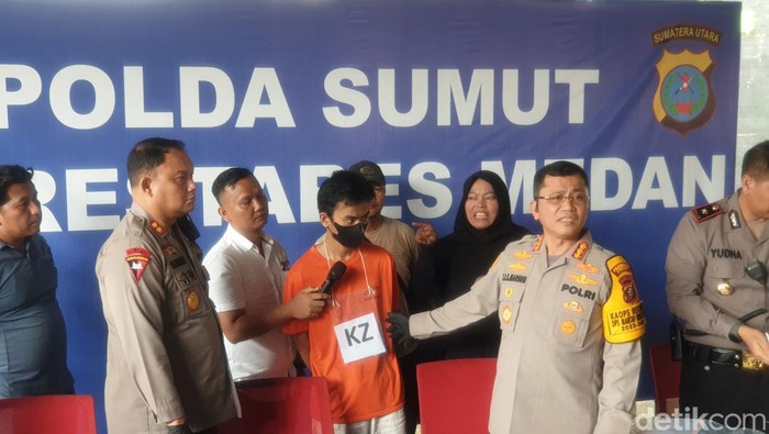 Kapolrestabes Medan Kombes Teddy Jhon Marbun saat paparan kasus pembunuhan pemilik doorsmeer di Deli Serdang. (Goklas Wisely/detikSumut)
