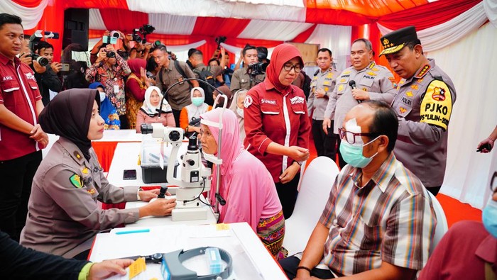 Kapolri Jenderal Listyo Sigit meninjau bakti kesehatan dan baksos di Surabaya