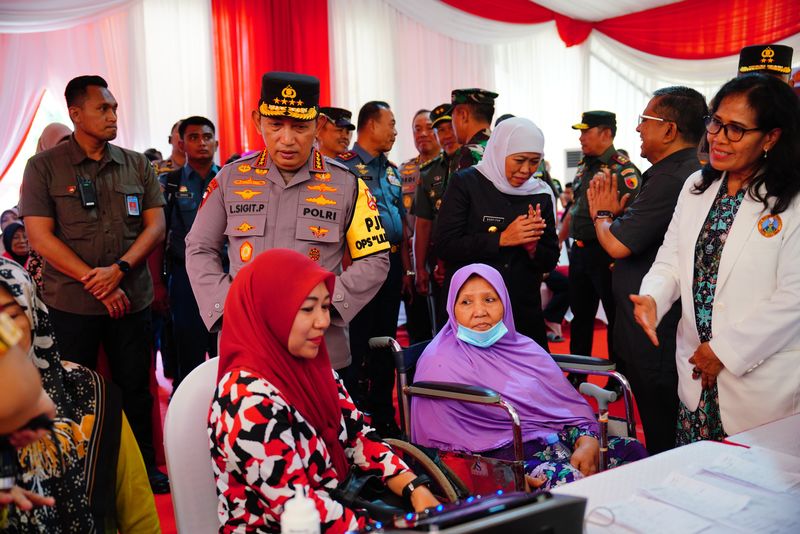 Kapolri Jenderal Listyo Sigit meninjau bakti kesehatan dan baksos di Surabaya