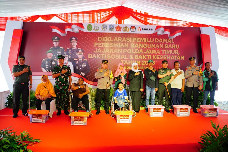 Kapolri Jenderal Listyo Sigit meninjau bakti kesehatan dan baksos di Surabaya