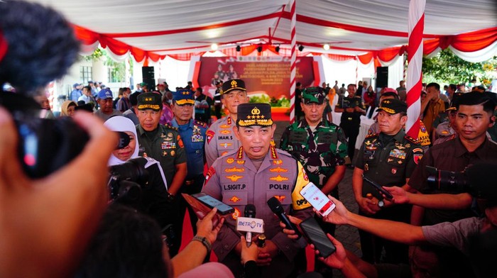 Kapolri Jenderal Listyo Sigit Prabowo saat memberikan keterangan pers di Polda Jatim.