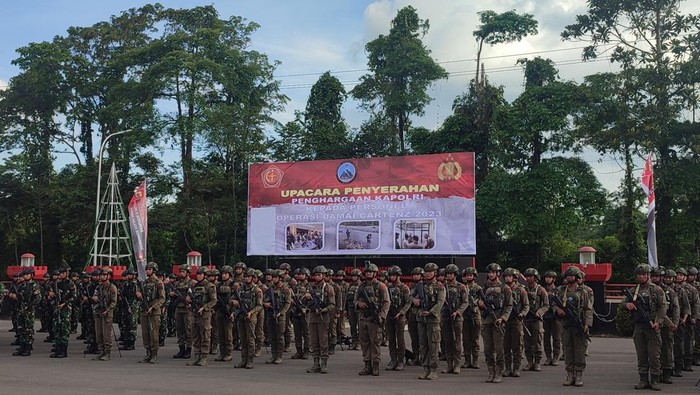 Kapolri Jenderal Listyo Sigit Prabowo memberikan pin emas kepada ratusan aparat gabungan TNI-Polri yang melaksanakan Operasi Satgas Damai Cartenz di Papua, Kamis (28/12/2023).