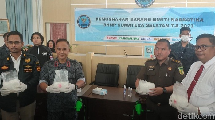 Kepala BNNP Sumsel Brigjen Pol Djoko Prijadi beserta para jajaran sebelum memusnahkan sabu