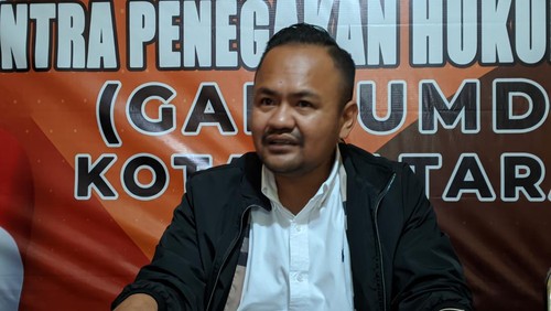 Ketua Bawaslu Kota Mataram Muhammad Yusril saat konferensi pers  terkait satu bulan  kampanye Pemilu 2024 di Mataram, NTB, Kamis (28/12/2023). Foto: Ahmad Viqi/detikBali)