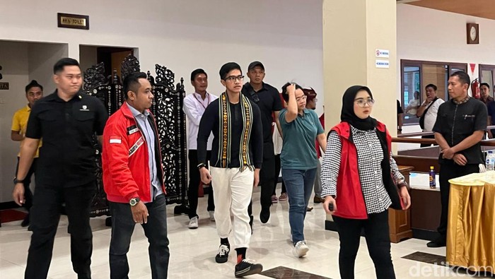 Ketua Umum PSI Kaesang Pangarep saat berada di Ballroom Hotel Lombok Raya Mataram pada Kamis (28/12/2023). (Helmy Akbar/detikBali)