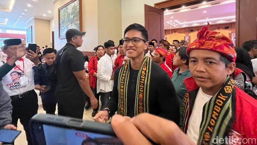 Ketua Umum PSI Kaesang Pangarep seusai menghadiri Kopdarwil PSI NTB di Lombok Raya Hotel Mataram pada Kamis (28/12/2023). (Foto: Helmy Akbar/detikBali)