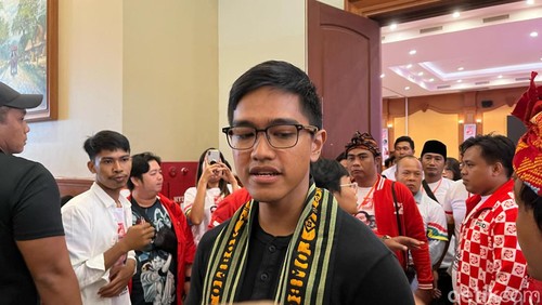 Ketua Umum PSI Kaesang Pangarep seusai menghadiri Kopdarwil PSI NTB di Lombok Raya Hotel Mataram pada Kamis (28/12/2023). (Foto: Helmy Akbar/detikBali)