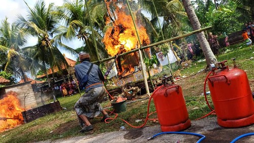 Kompor mayat saat prosesi ngaben di Desa Yehsumbul, Kecamatan Mendoyo, Kabupaten Jembrana, Kamis (28/12/2023). (Istimewa)