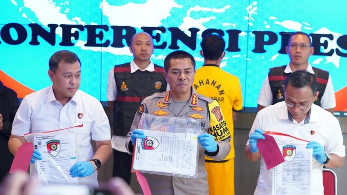 Konferensi pers kasus korupsi dana COVID-19 (dok Humas Polda Jabar)