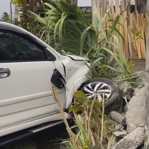 Lakalantas mobil menabrak sepeda motor dan tembok warga di Desa Belayu, Tabanan, Bali pada Kamis (28/12/2023). (Tangkapan layar Instagram @hallo.denpasar)