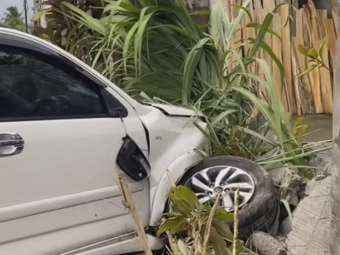 Lakalantas mobil menabrak sepeda motor dan tembok warga di Desa Belayu, Tabanan, Bali pada Kamis (28/12/2023). (Tangkapan layar Instagram @hallo.denpasar)